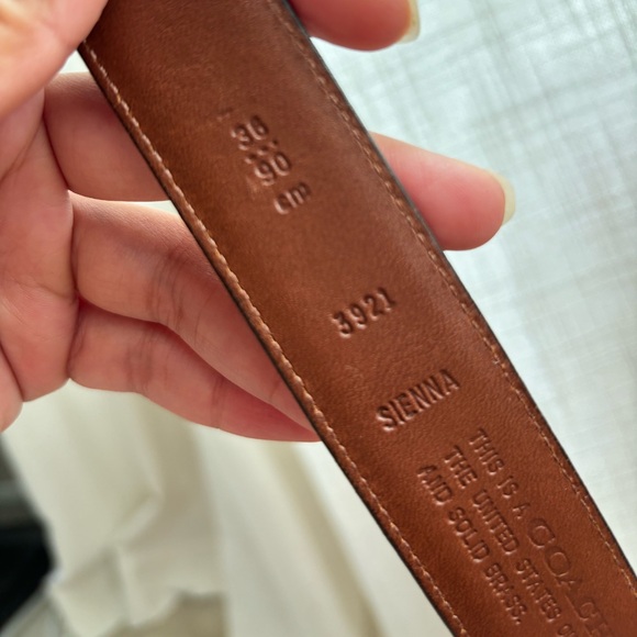 COACH Burgundy Cowhide Leather Mens Dress
Belt 3921 Brass Buckle Size (36) - Picture 4 of 8